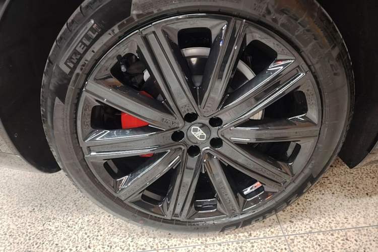 Used Hima Luxeed R7 2024 All-Electric 736 km Ultra Right Rear Wheel Hub