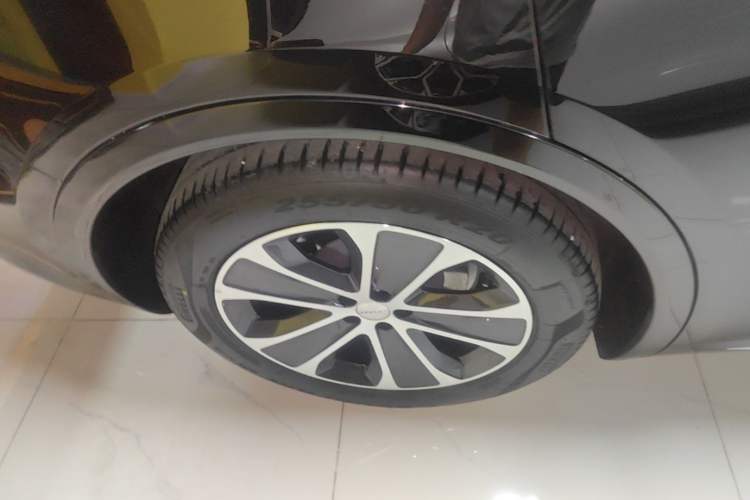 Used Hima Luxeed R7 2024 All-Electric 802 km Max Right Rear Wheel Hub