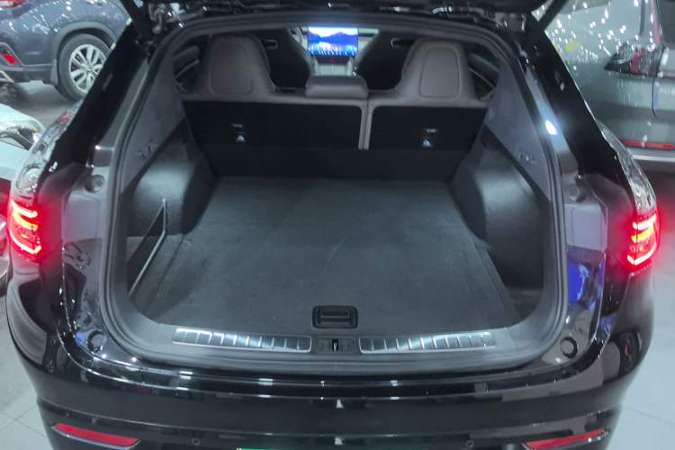 Used Hima Luxeed R7 2024 All-Electric 802 km Max Trunk