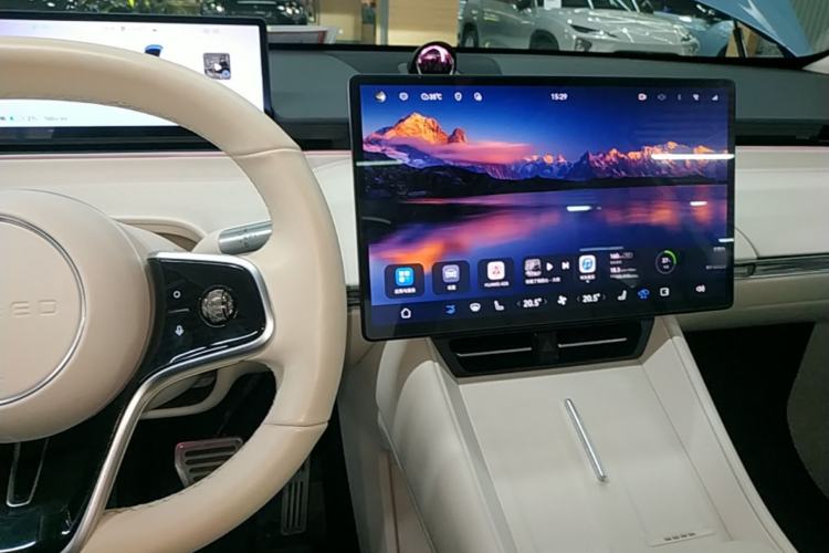 Used Hima Luxeed R7 2024 All-Electric 736 km Ultra Center Console