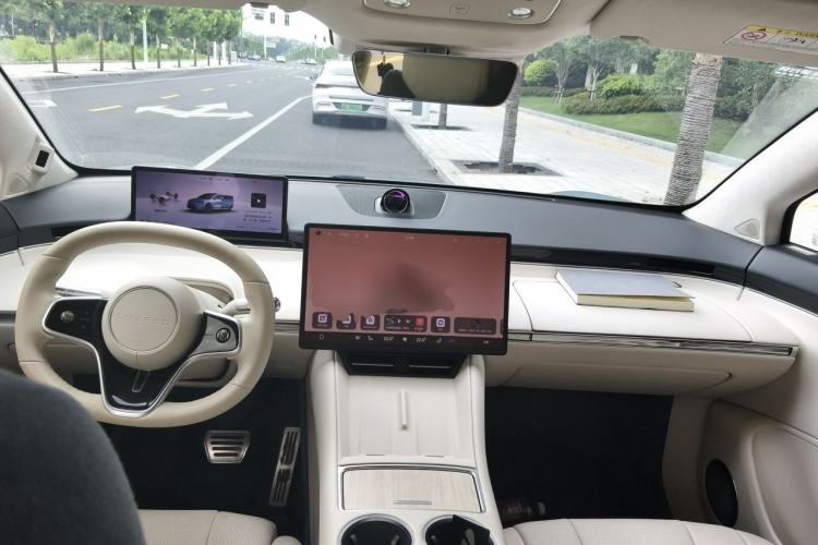 Used Hima Luxeed R7 2024 All-Electric 736 km Ultra Center Console