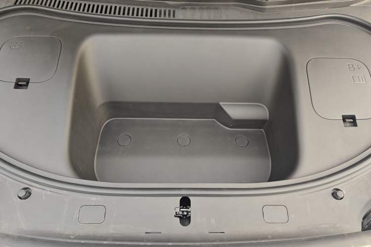 Used Hima Luxeed R7 2024 All-Electric 667 km Max Engine Bay