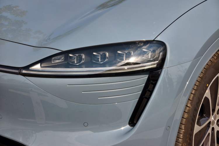 Used Hima Luxeed R7 2024 All-Electric 802 km Max Exterior 4