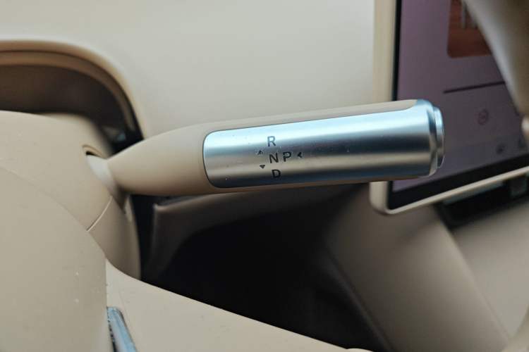 Used Hima Luxeed R7 2024 All-Electric 667 km Max Gear Lever