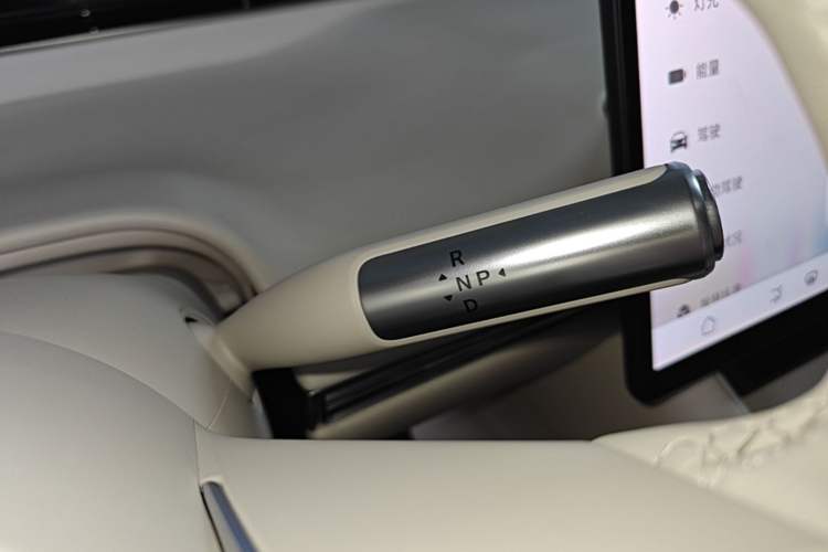 Used Hima Luxeed R7 2024 All-Electric 667 km Max Gear Lever
