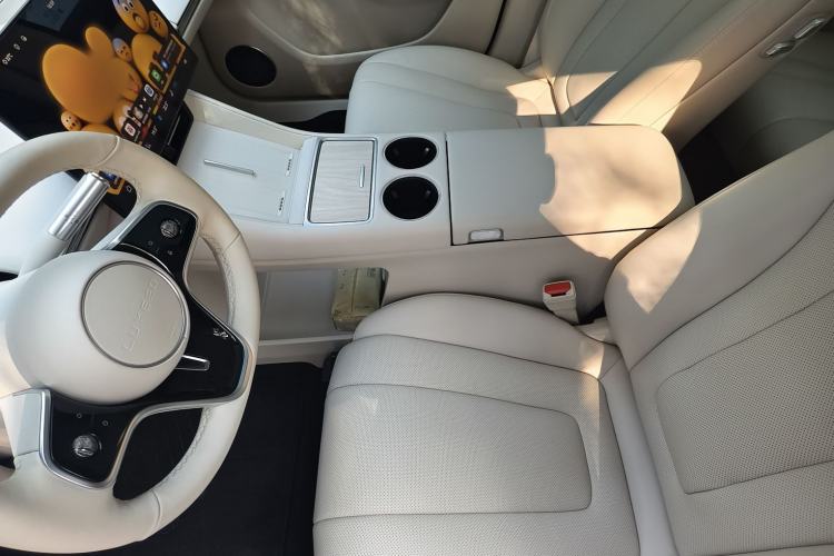 Used Hima Luxeed R7 2024 All-Electric 802 km Max Interior 2