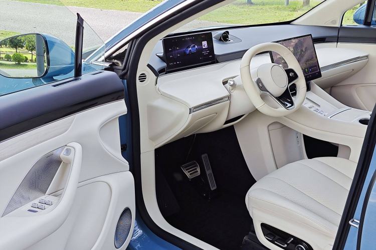 Used Hima Luxeed R7 2024 All-Electric 667 km Max Interior 3