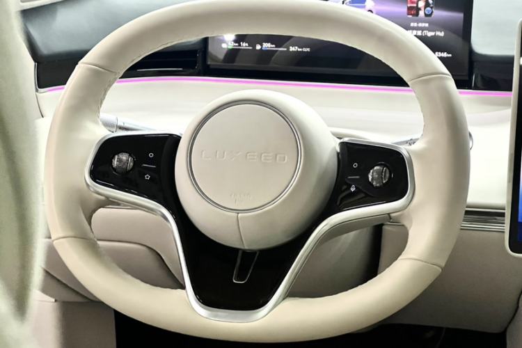 Used Hima Luxeed R7 2024 All-Electric 667 km Max Interior 4