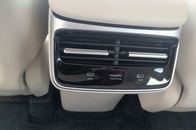 Used Hima Luxeed R7 2024 All-Electric 736 km Ultra Interior 4