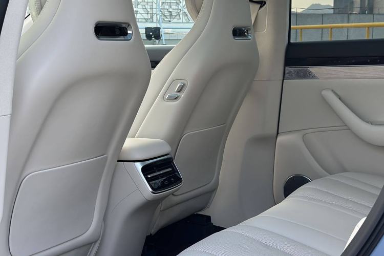 Used Hima Luxeed R7 2024 All-Electric 667 km Max Interior 5