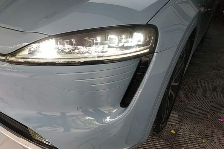 Used Hima Luxeed R7 2024 All-Electric 736 km Ultra Left Front Headlight