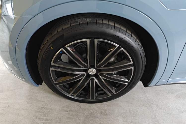 Used Hima Luxeed R7 2024 All-Electric 667 km Max Left Front Wheel Hub