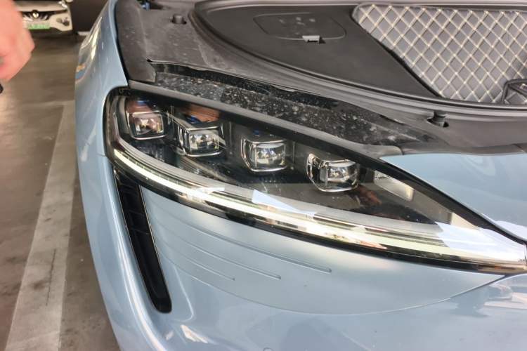 Used Hima Luxeed R7 2024 All-Electric 736 km Ultra Right Front Headlight