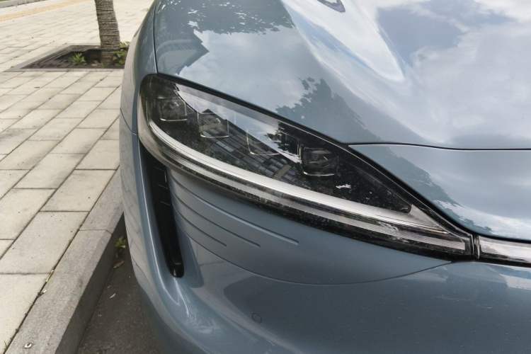 Used Hima Luxeed R7 2024 All-Electric 736 km Ultra Right Front Headlight