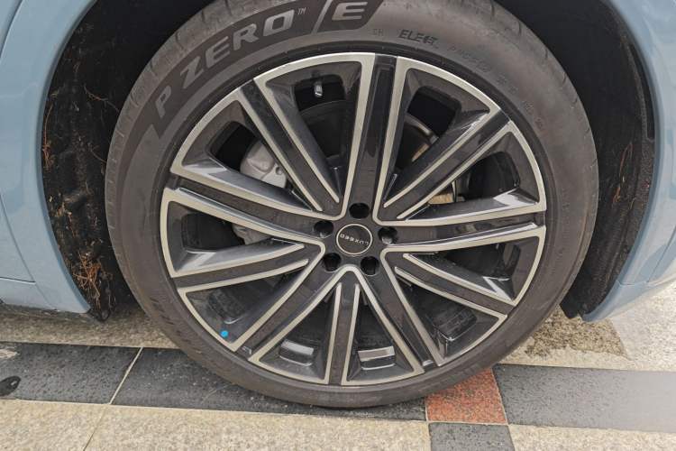 Used Hima Luxeed R7 2024 All-Electric 667 km Max Right Front Wheel Hub