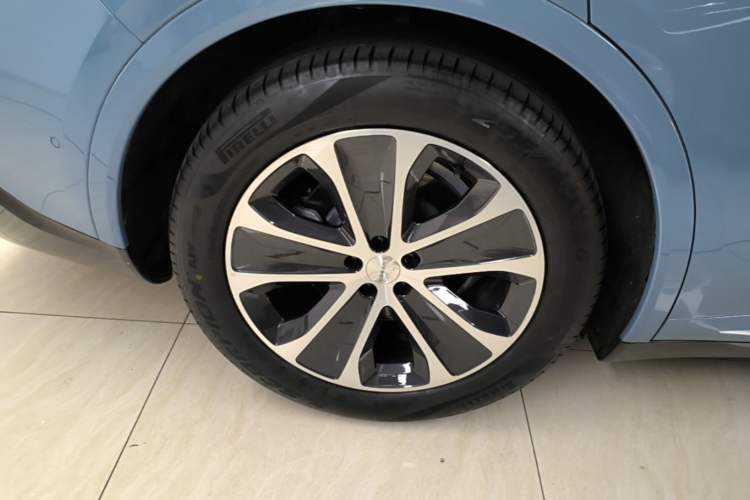 Used Hima Luxeed R7 2024 Pure Electric 667km Pro Right Rear Wheel Hub