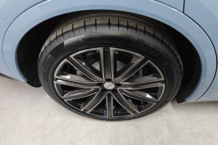 Used Hima Luxeed R7 2024 All-Electric 667 km Max Right Rear Wheel Hub