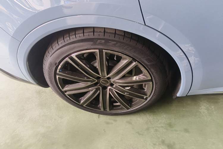 Used Hima Luxeed R7 2024 All-Electric 667 km Max Right Rear Wheel Hub