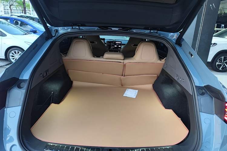 Used Hima Luxeed R7 2024 All-Electric 667 km Max Trunk