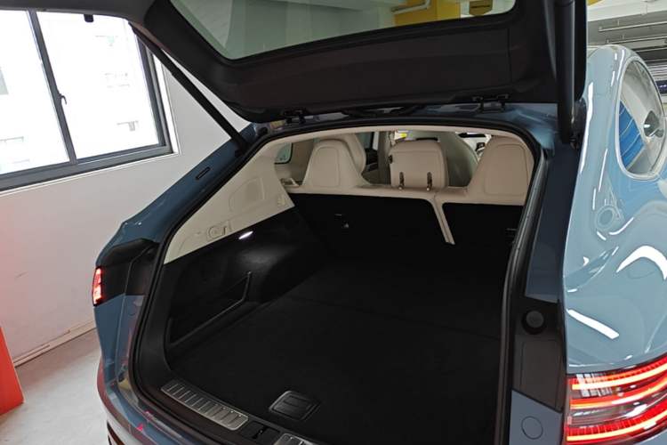 Used Hima Luxeed R7 2024 All-Electric 667 km Max Trunk