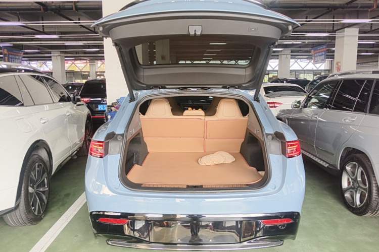 Used Hima Luxeed R7 2024 All-Electric 667 km Max Trunk