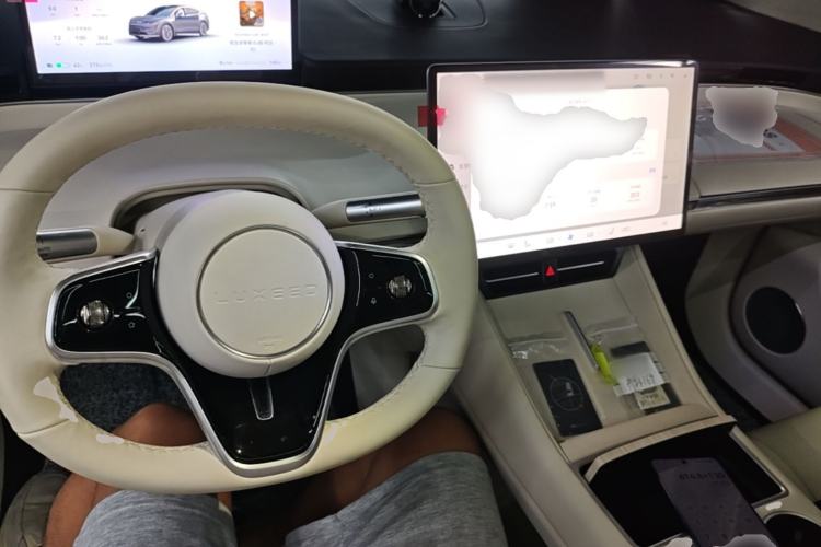 Used Hima Luxeed R7 2024 All-Electric 667 km Max Center Console