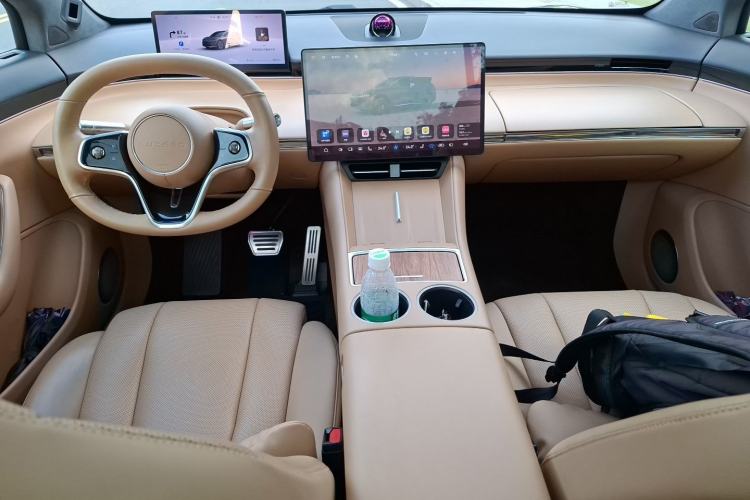 Used Hima Luxeed R7 2024 All-Electric 667 km Max Center Console