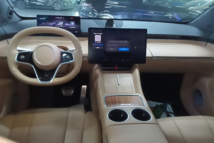 Used Hima Luxeed R7 2024 All-Electric 667 km Max Center Console