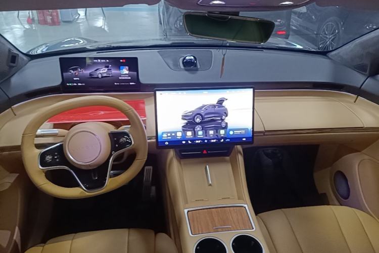 Used Hima Luxeed R7 2024 All-Electric 802 km Max Center Console