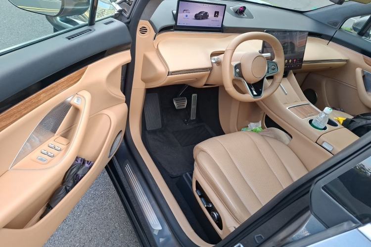 Used Hima Luxeed R7 2024 All-Electric 667 km Max Driver Seat