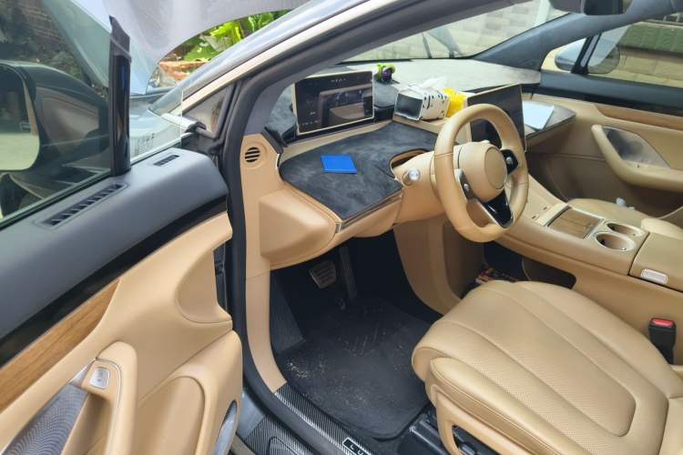 Used Hima Luxeed R7 2024 All-Electric 802 km Max Driver Seat