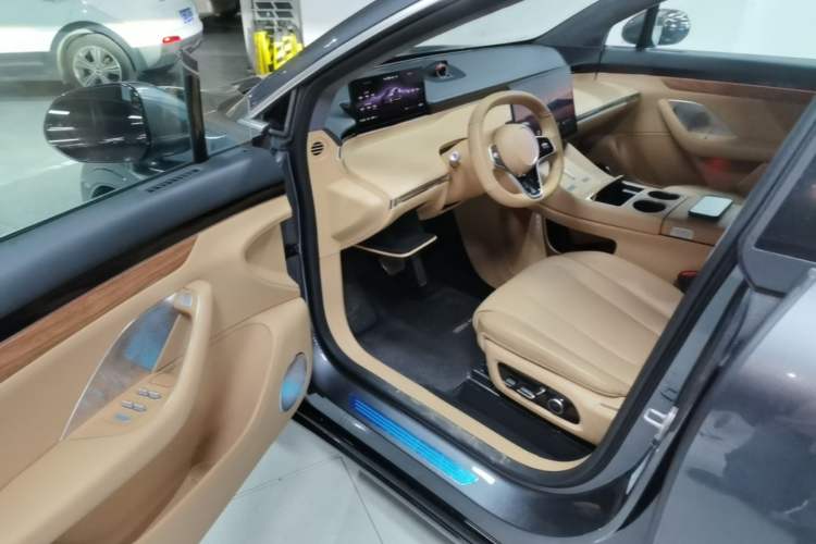 Used Hima Luxeed R7 2024 All-Electric 802 km Max Driver Seat