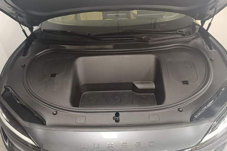 Used Hima Luxeed R7 2024 All-Electric 802 km Max Engine Bay
