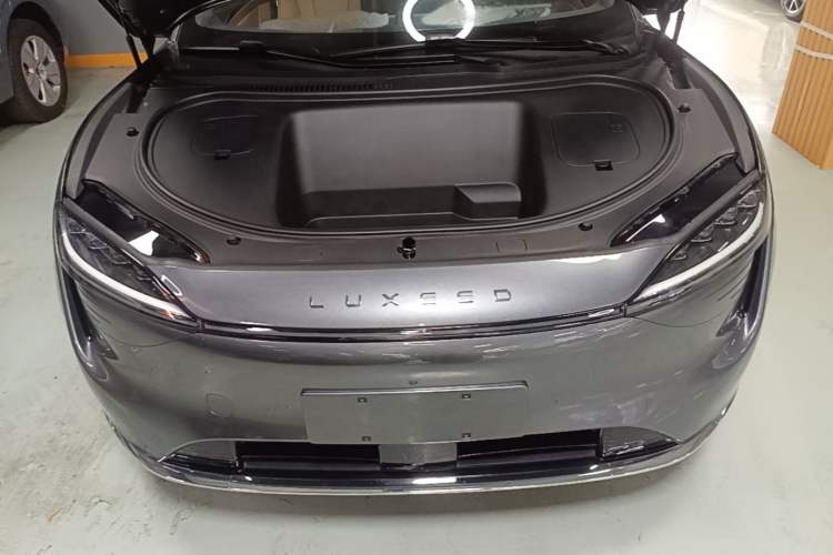 Used Hima Luxeed R7 2024 All-Electric 802 km Max Engine Bay