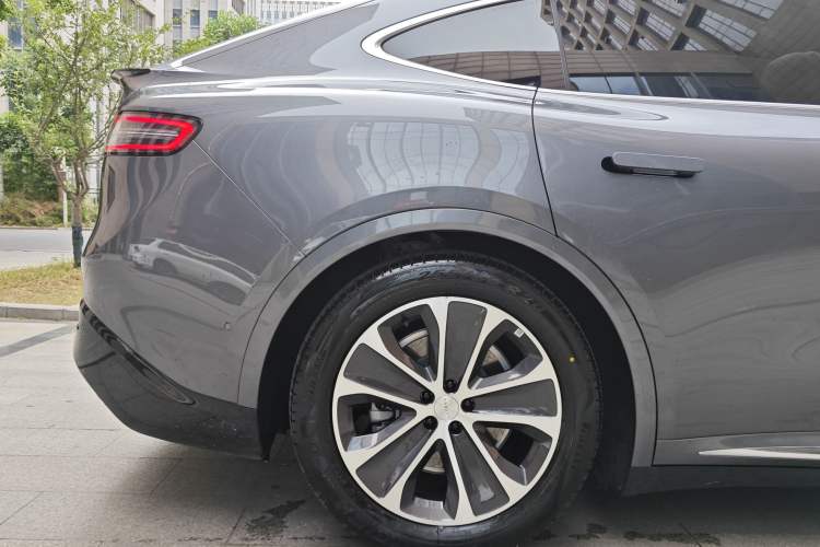 Used Hima Luxeed R7 2024 All-Electric 802 km Max Exterior 9