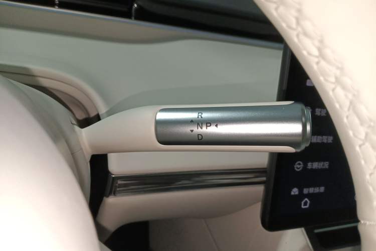 Used Hima Luxeed R7 2024 All-Electric 802 km Max Gear Lever
