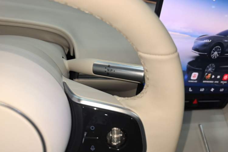Used Hima Luxeed R7 2024 All-Electric 802 km Max Gear Lever