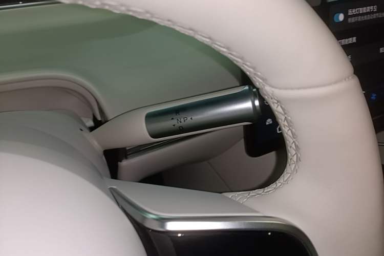 Used Hima Luxeed R7 2024 All-Electric 667 km Max Gear Lever