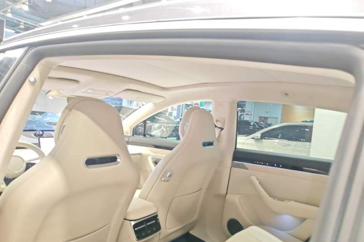 Used Hima Luxeed R7 2024 All-Electric 802 km Max Headliner