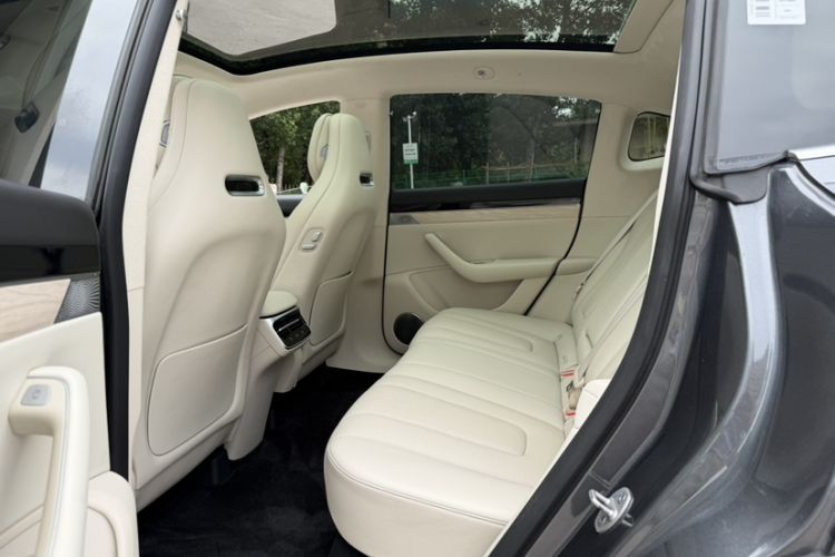Used Hima Luxeed R7 2024 All-Electric 802 km Max Interior 4