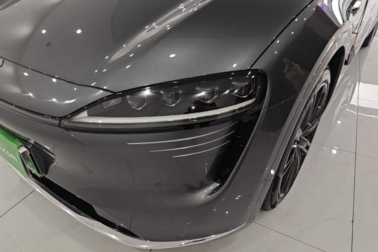 Used Hima Luxeed R7 2024 All-Electric 802 km Max Left Front Headlight