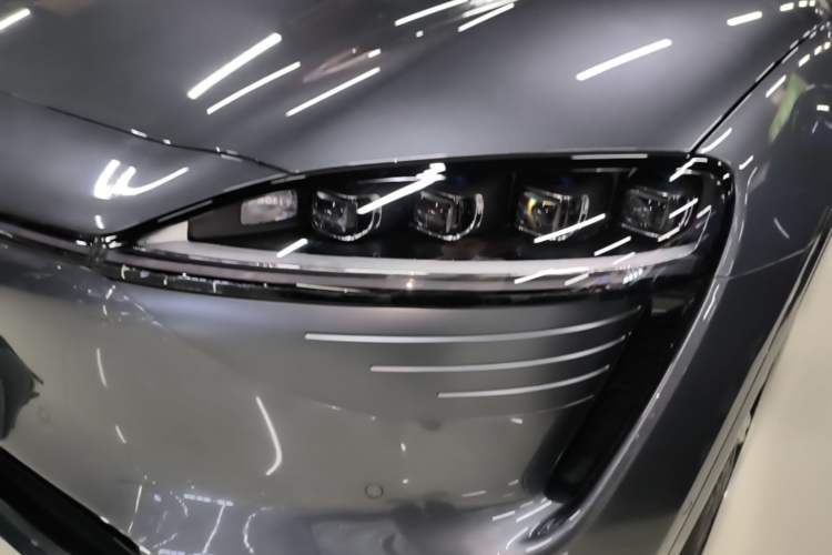 Used Hima Luxeed R7 2024 All-Electric 802 km Max Left Front Headlight