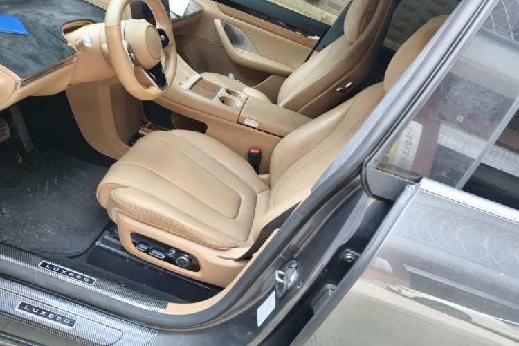 Used Hima Luxeed R7 2024 All-Electric 802 km Max Left Front Seat