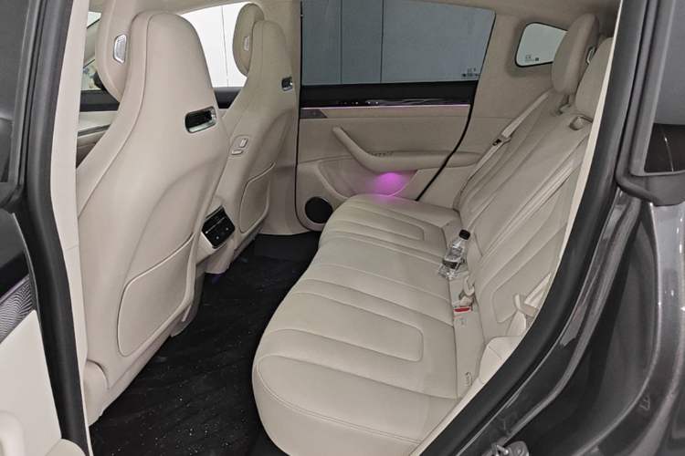 Used Hima Luxeed R7 2024 All-Electric 802 km Max Left Rear Seat