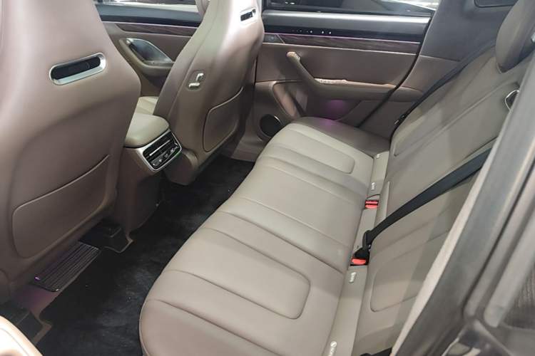 Used Hima Luxeed R7 2024 All-Electric 736 km Ultra Left Rear Seat