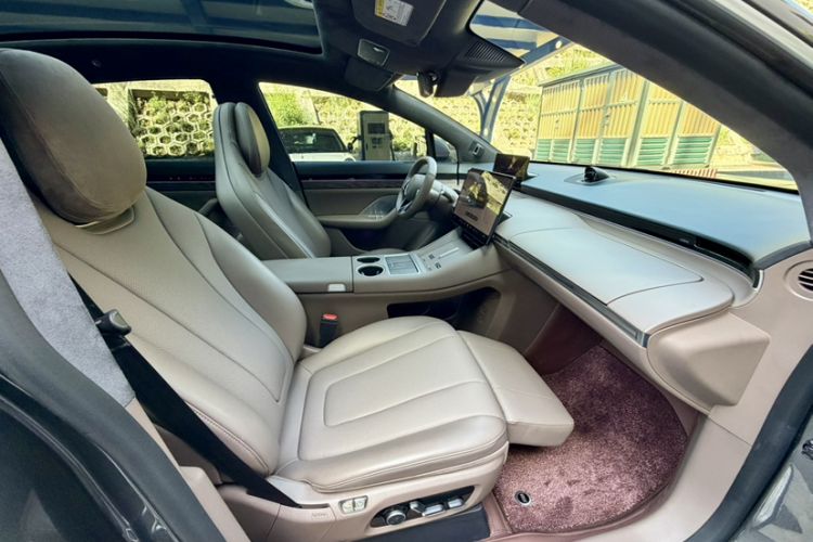 Used Hima Luxeed R7 2024 All-Electric 802 km Max Right Front Seat
