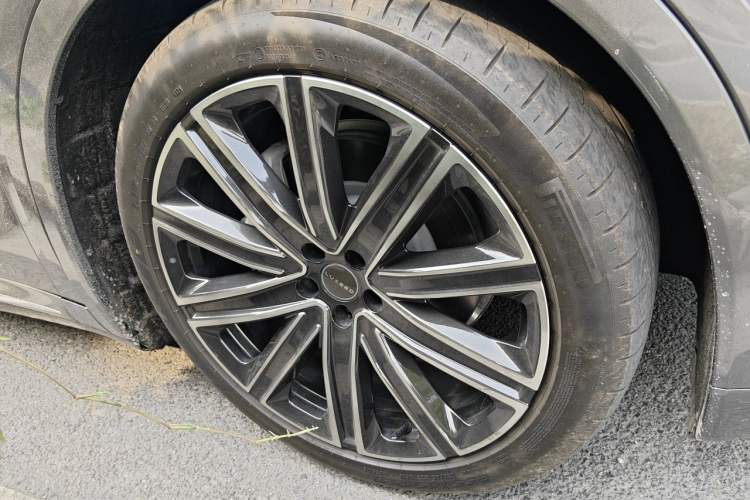 Used Hima Luxeed R7 2024 All-Electric 802 km Max Right Front Wheel Hub