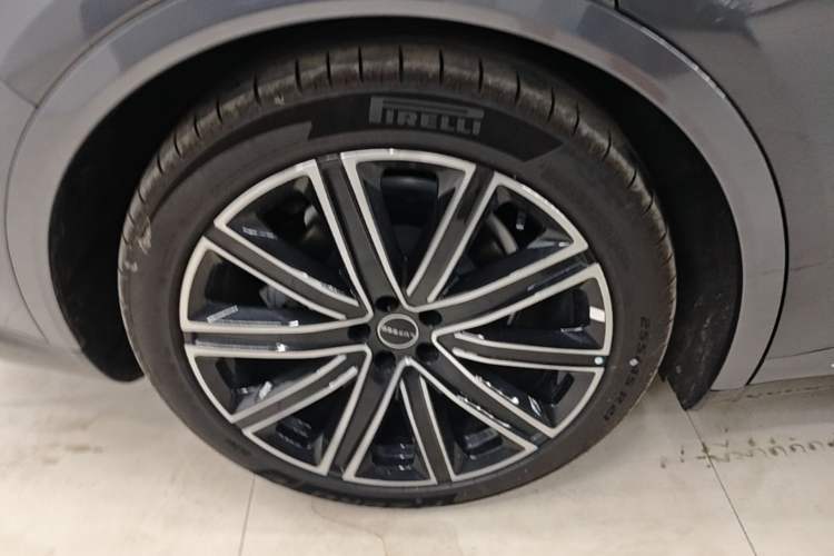 Used Hima Luxeed R7 2024 All-Electric 667 km Max Right Rear Wheel Hub