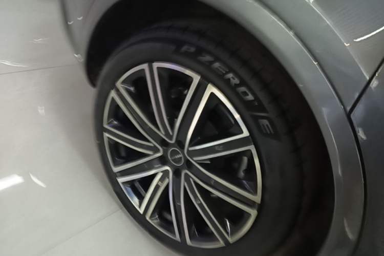 Used Hima Luxeed R7 2024 All-Electric 667 km Max Right Rear Wheel Hub