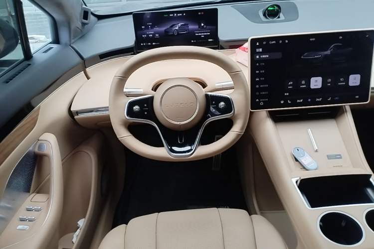 Used Hima Luxeed R7 2024 All-Electric 802 km Max Steering Wheel
